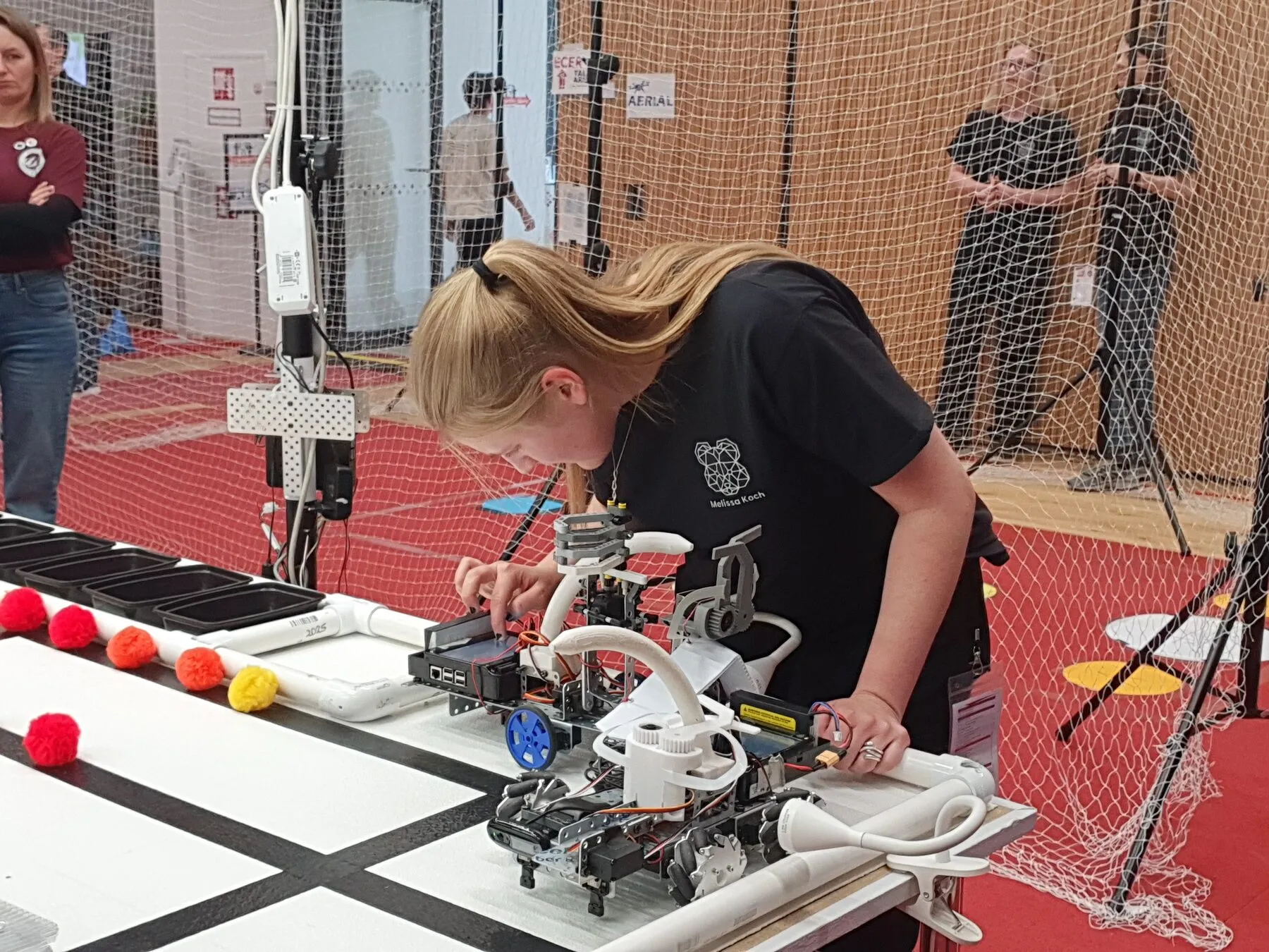 Letzte Justierungen am Roboter vor dem Match